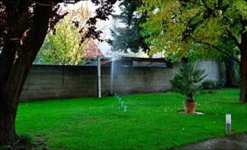 Prüfung der Verteilgenauigkeit mit Regenmessbechern in Reihe aufgestellt, hier am Beispiel Getrieberegner (Versenkregner).