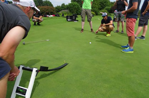 Übung mit dem Greens Tester bei der Greenkeeper-Fortbildung DEULA Rheinland.