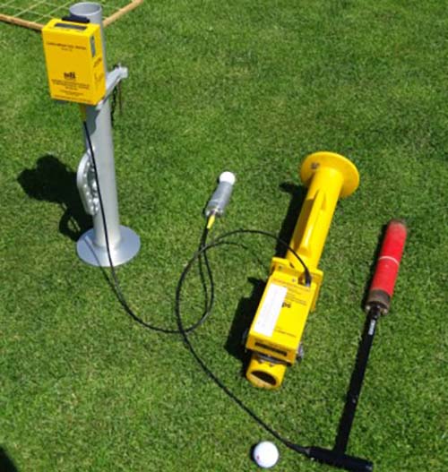 Clegg-Hammer Golf mit 0,5 kg Fallgewicht abgerundet (li.) und Clegg-Hammer Sport mit 2,5 kg Fallgewicht (re.).