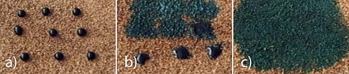 Eingefärbte Wassertropfen auf hydrophober Filzmatte, ohne (a) und mit Besprühung eines Wetting Agents (b +c).
