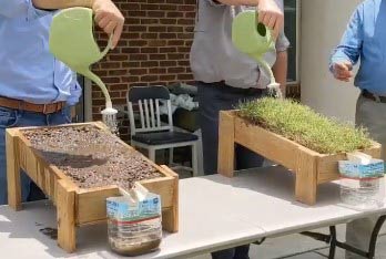 Demonstrationsversuch zur Erosion durch „Run-off“ bei Böden mit und ohne Rasenbewuchs. Virginia Department of Conservation and Recreation (DCR, 2023).