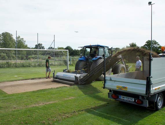 So lassen sich geschädigte Torräume oder auch ganze Spielfelder erneuern. 