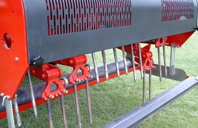 Lockerungsgerät mit einstechenden Vollzinken und Brecheffekt.