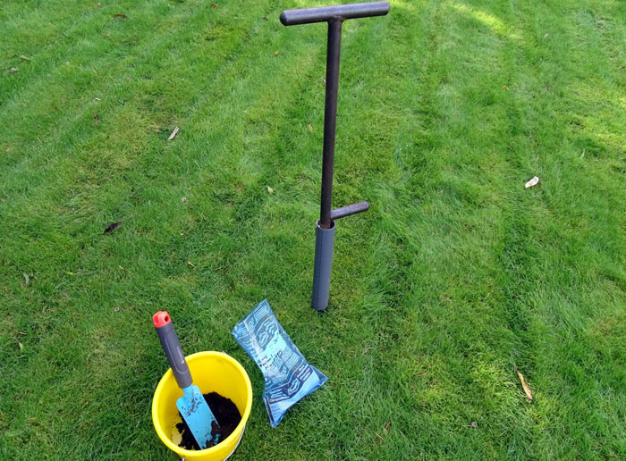 Erstellung einer Mischprobe aus 15-20 Einstichen und Abfüllung zum Versand von 300 bis  500 g Boden als Laborprobe.