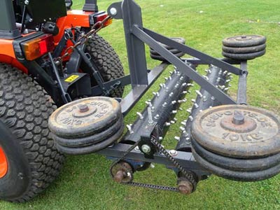 Stollenwalze im Heckanbau am Rasentraktor