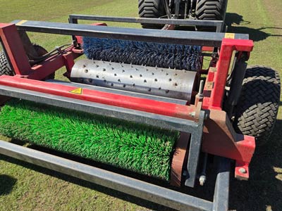 Einsatz der Doppel-Stollenwalze zu Prüfung der Strapazierfähigkeit von Rasengräsern