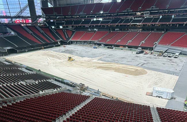 Der Umbau zum Rasenspielfeld im Mercedes-Benz-Stadion in Atlanta erfolgte im März.